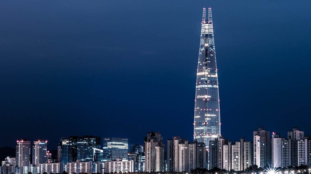 밤의 롯데월드타워와 한강